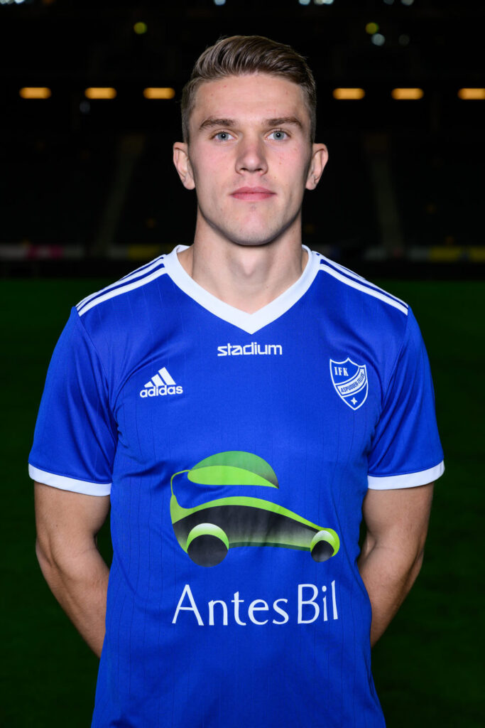 Gyökeres poserar med IFK Aspudden-Tellus-tröja 2022