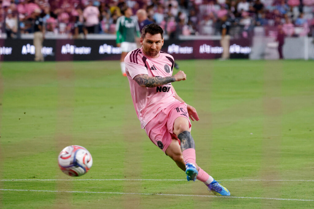 Messi sparkar på sin boll för Miami