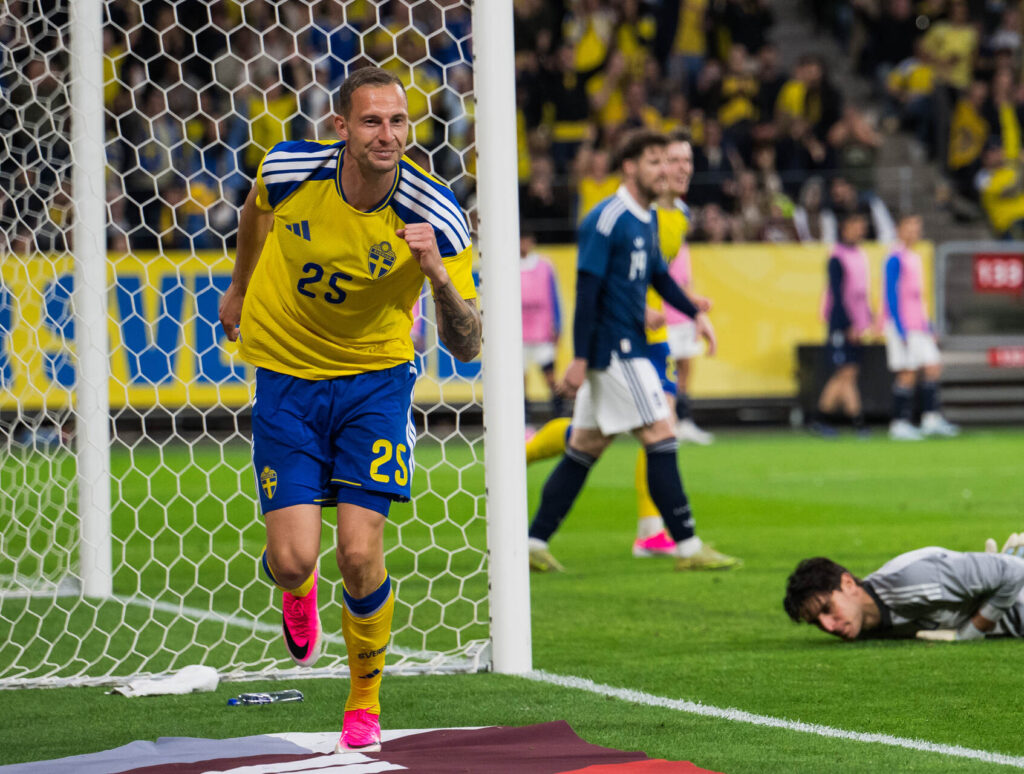 Gustaf Nilsson sekunder efter att han gjort 2-1 till Sverige