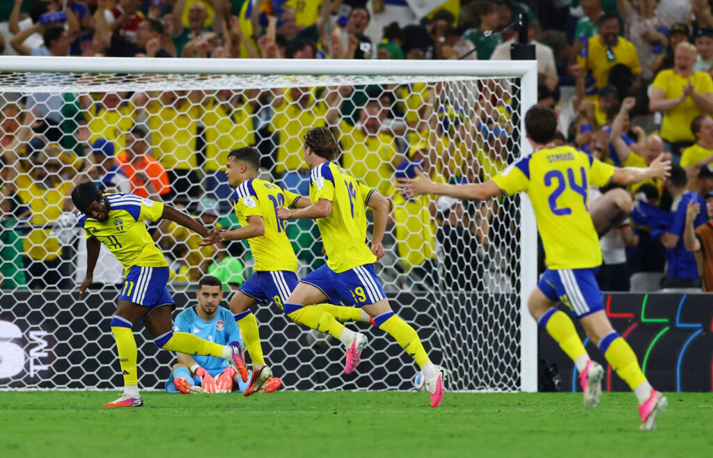 Ayari och gänget firar efter 5-1 målet - Sverige - Tunisien