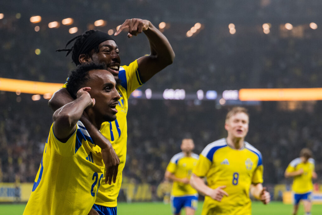 Taha Ali och Anthony Elanga firar 2-1 målet