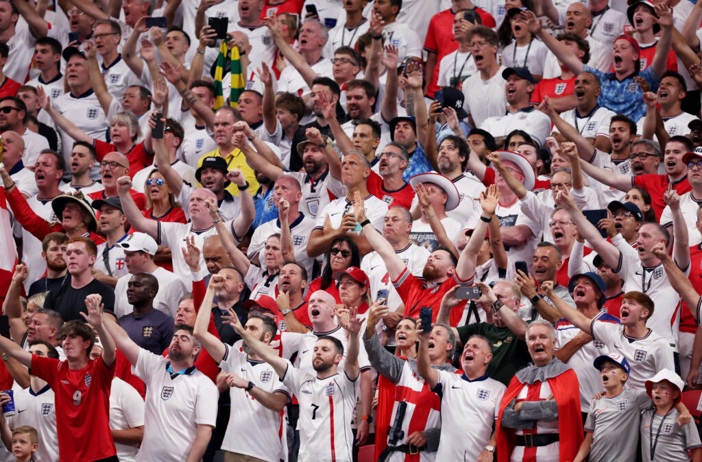 England – Spanien på tv: VM-medaljörerna möts i premiären